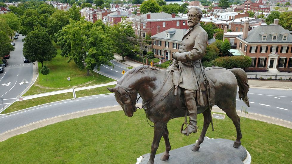Robert E Lee var överbefälhavare för sydstaternas armé under det nordamerikanska inbördeskriget. Han står staty på många platser, som här i Richmond i Virginia. Arkivbild.