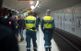 Två ordningsvakter patrullerar i Centralens tunnelbana.
