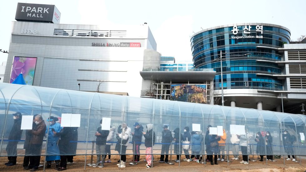 Människor står i kö för att testas för coronaviruset i Seoul, Sydkorea.