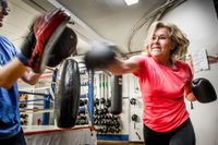 Lena Westin, 64 år, smäller till med en rak höger mot Lotta Henriksson, 69 år. Båda har ganska nyligen börjat med boxning och talar sig varma för sporten som tränar allt på en gång: kondition, koordination, balans, styrka och minne. Tre enkla slag ska läras in: raka, krokar och uppercuts.