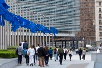 Flaggor på halv stång utanför EU-kommissionen i Bryssel på tisdagen.