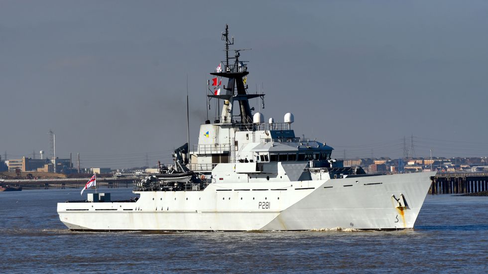HMS Tyne, ett av de brittiska skeppen som följde efter de ryska fartygen, enligt Sky News. Bilden är tagen vid ett tidigare tillfälle.