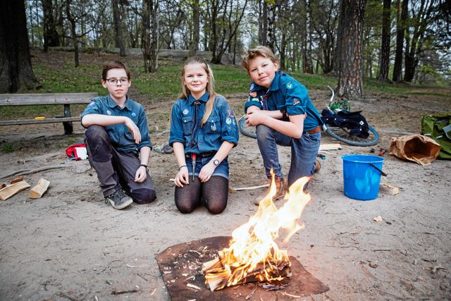 Finn, Sigrid och Anton har gjort upp eld i Hagaparken i Stockholm.