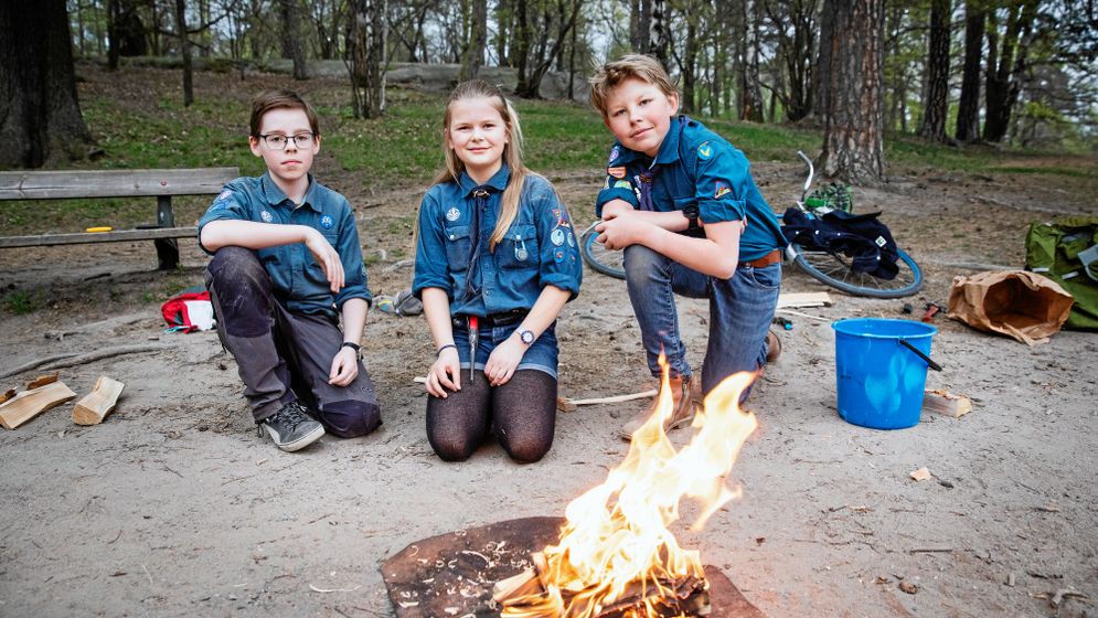 Finn, Sigrid och Anton har gjort upp eld i Hagaparken i Stockholm.