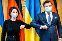 Tysklands nya utrikesminister Annalena Baerbock och Ukrainas motsvarighet Dmytro Kuleba vid måndagens möte.