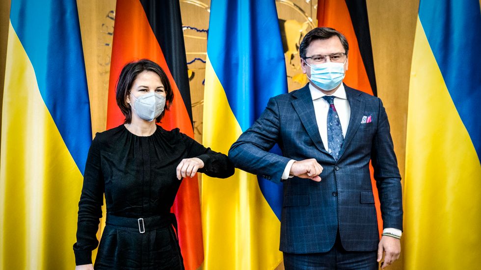 Tysklands nya utrikesminister Annalena Baerbock och Ukrainas motsvarighet Dmytro Kuleba vid måndagens möte.