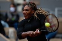 Serena Williams under sin första match – som också blev den sista i årets Franska mästerskapen.