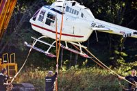 Den stulna helikoptern bärgas sedan den hittats efter rånet.