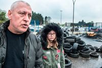 Stéphane, 50 Whirlpool-arbetare med dottern Cécile, snart 13 utanför fabriken i Amiens.