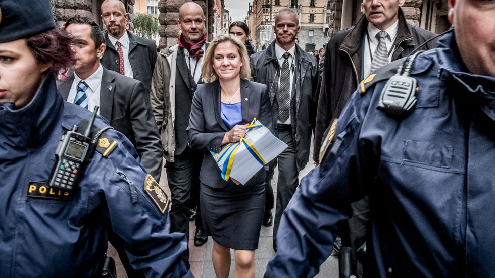 Finansminister Magdalena Andersson (S) går sin första budgetpromenad till riksdagen från finansdepartementet med budgeten för 2015.