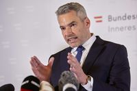 Österrikes inrikesminister Karl Nehammer berättar att syftet med veckans razzior är att bekämpa grogrunden för terrorism. 