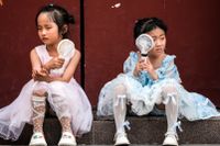 Barn försöker svalka sig i hettan i Peking.