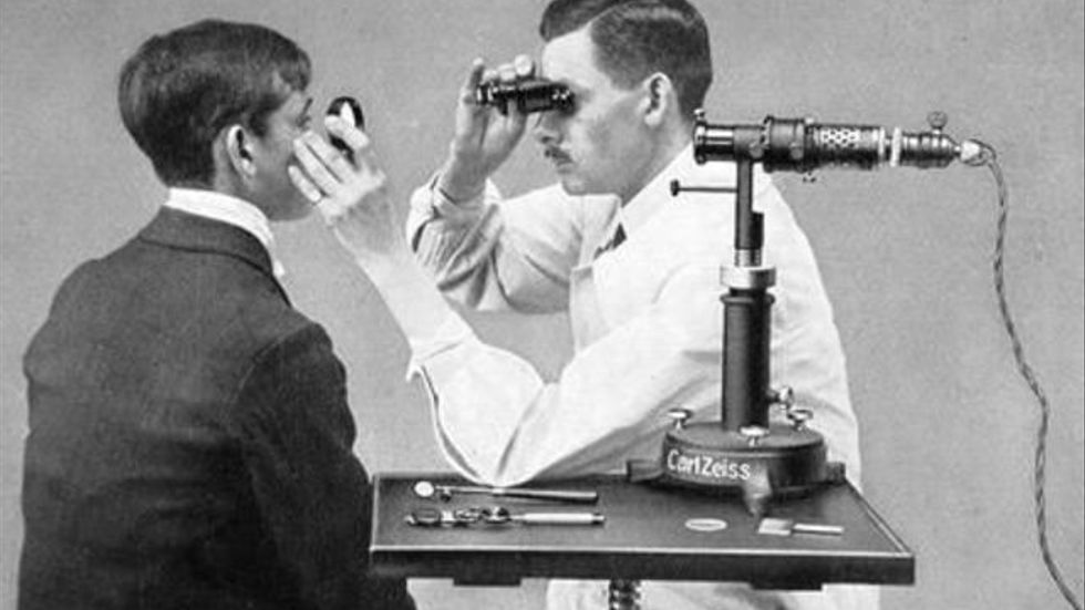 Första svensk att få Nobelpriset i fysiologi eller medicin var Allvar Gullstrand, ”för hans forskning om ögats dioptrik” (1911). 