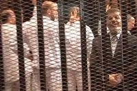 Expresident Mursi bakom galler i en tillfällig rättssal i Kairo på måndagen.