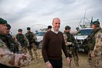 Svenska ISAF-styrkan eskorterar statsminister Fredrik Reinfeldt på slätten utanför Camp Marmal airport i Afghanistan.