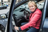 Kristina Sterner som just tankat bensin – en av vårbudgetens förlorare i rollen som bilist.