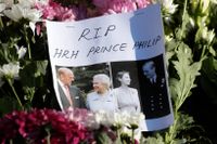 En hyllning till avlidne prins Philip vid blomsterberget utanför Windsor Castle.