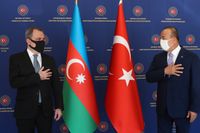 Azerbajdzjans utrikesminister Ceyhun Bayramov och Turkiets utrikesminister Mevlüt Cavusoglu i en hälsning vid ett möte i Turkiets huvudstad Ankara i augusti.