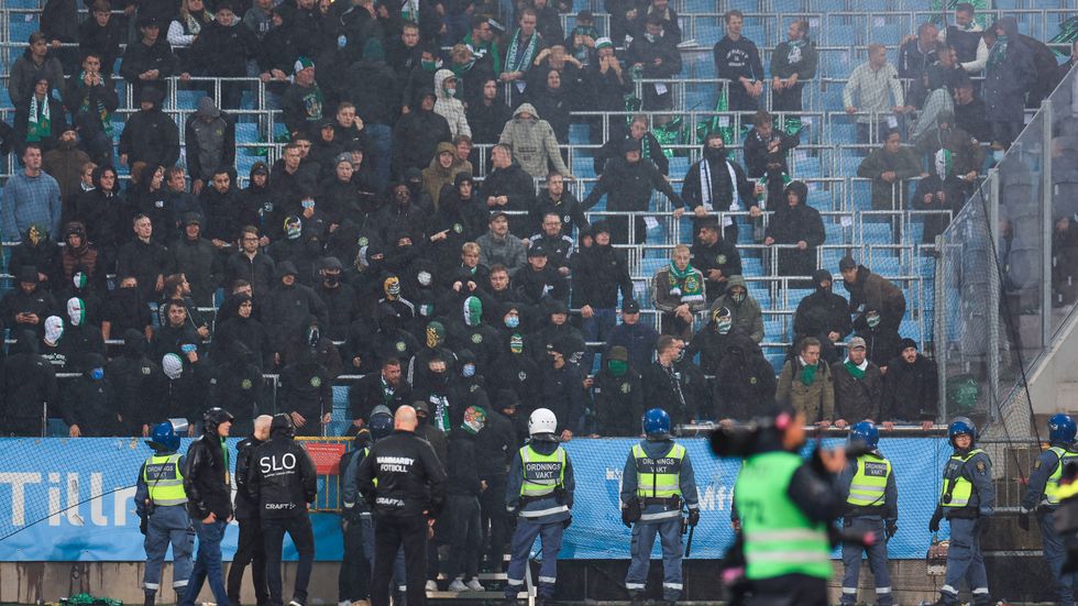 Några av Malmös supportar har tagit sig upp på läktaren där Hammarbys supportrar håller till efter lördagens fotbollsmatch i allsvenskan mellan Malmö FF och Hammarby.