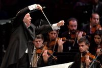 Daniel Barenboim dirigerar Väst-östliga divan-orkestern.