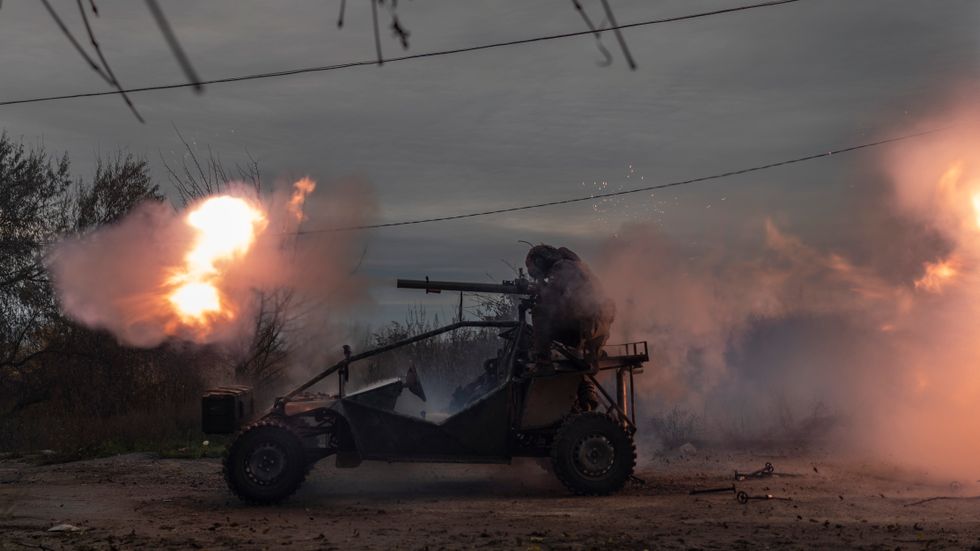 Ukrainska soldater skjuter mot ryssar positionerade nära Cherson under onsdagen. 