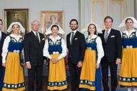 Kungafamiljen poserar för en gruppbild på Stockholms slott under nationaldagen. Från vänster: Prins Daniel, kronprinsessan Victoria, kung Carl Gustaf, drottning Silvia, prins Carl Philip, prinsessan Sofia, herr Christopher O’Neill och prinsessan Madeleine. 