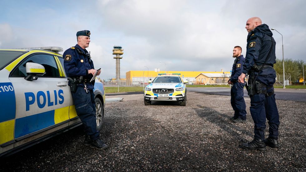 Polis på plats på Malmö flygplats efter aktionen. Strax efter klockan 14 kunde Bromma flygplats öppnas igen, uppger Swedavias presstjänst.