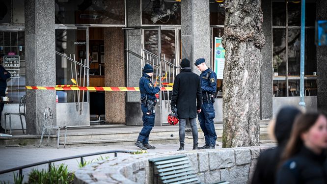 Polis på plats i Gubbängen efter attacken.