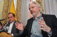 Julian Assange under en presskonferens på Ecuadors ambassad 2014.
