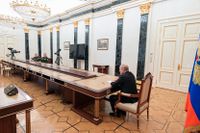 Vladimir Putin i samtal med försvarsministern och vice försvarsministern.