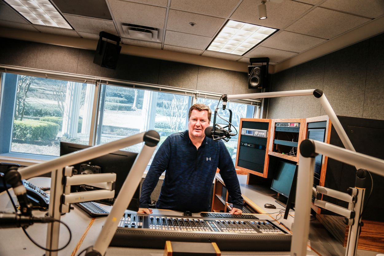 Konservativa radioprataren Erick Erickson i en studio på radiostationen WSB Radio i Atlanta, Georgia.