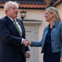 Storbritanniens premiärminister Boris Johnson och statsminister Magdalena Andersson tar varandra i hand.