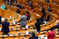EU-parlamentets ledamöter applåderar Tysklands förbundskansler Angela Merkel efter ett tal i början av juli. Frågan är om de nu också applåderar den budgetuppgörelse som Merkel och övriga stats- och regeringschefer har nått. Arkivbild.