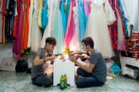 ”Thien och Vuong äter lunch tillsammans på bröllopsstudion där de båda arbetar.” Fotografen Maika Elan vann 2013 World Press Photo för sin dokumentära serie ”The pink choice” om hbtq-personer i Vietnam.
