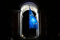 EU-flaggan vajade under helgen från Triumfbågen i Paris.