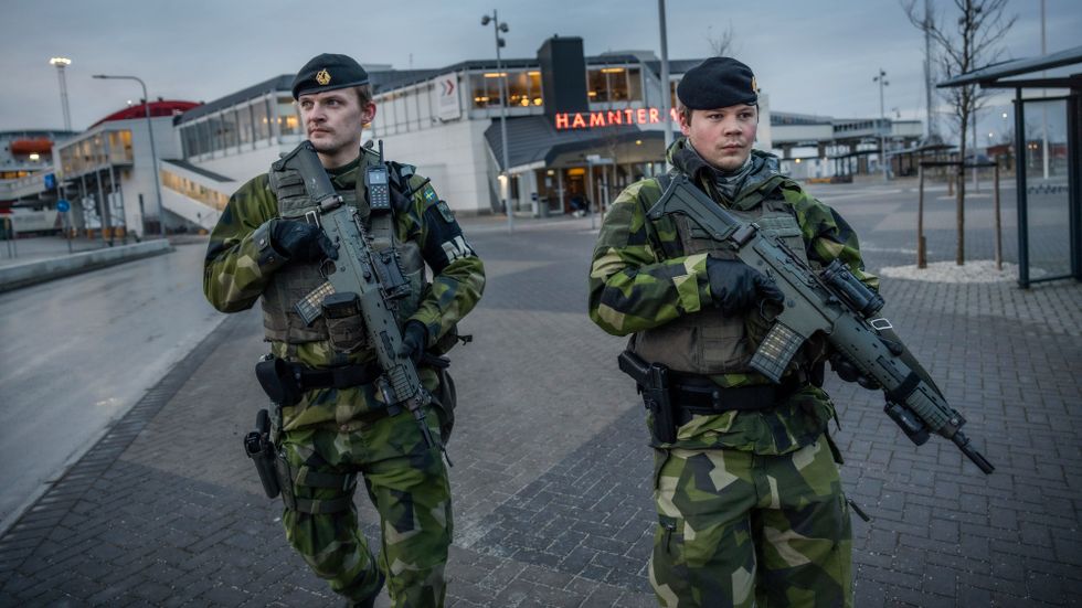 Soldaterna Martin och David från Gotlands regemente patrullerar i Visby hamn. Rysslands mobilisering har fått det svenska försvaret att anpassa sin beredskap.