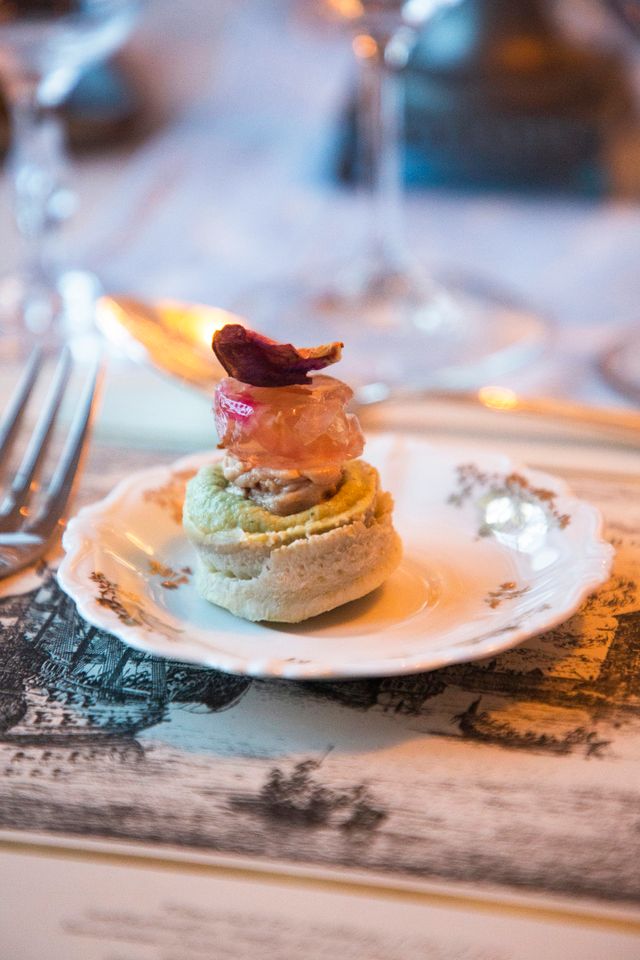 Klassisk fransk gastronomi hos Husmor Lisa: en aptitretare med anklever och vildrosgelé på kronärtskocka.