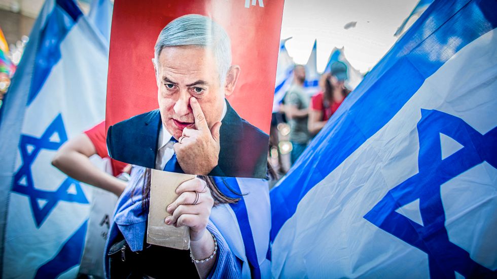 President Netanyahu kan tvingas backa efter protesterna, säger statsvetaren Isabell Schierenbeck.