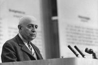 Det pratas om den tyske tänkaren Theodor W. Adorno igen. Här ses han i talarstolen. 