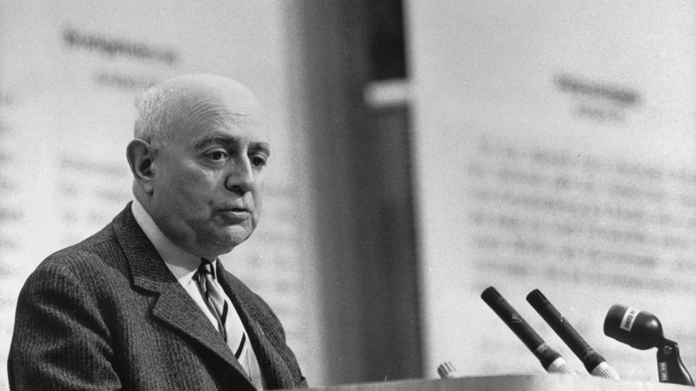 Det pratas om den tyske tänkaren Theodor W. Adorno igen. Här ses han i talarstolen. 