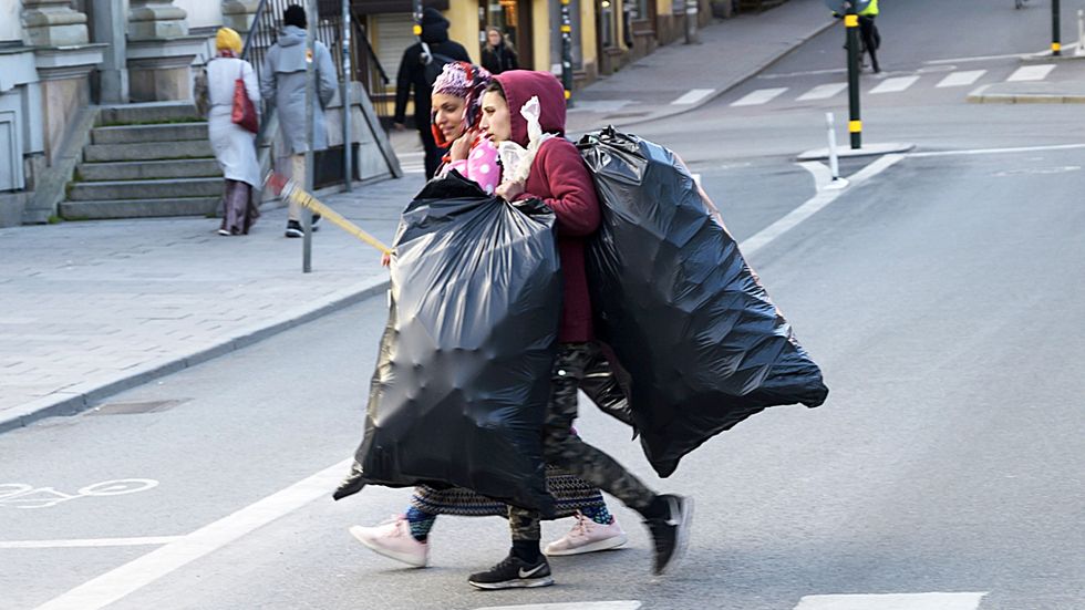 Burksamlande EU-migranter på Södermalm i Stockholm.