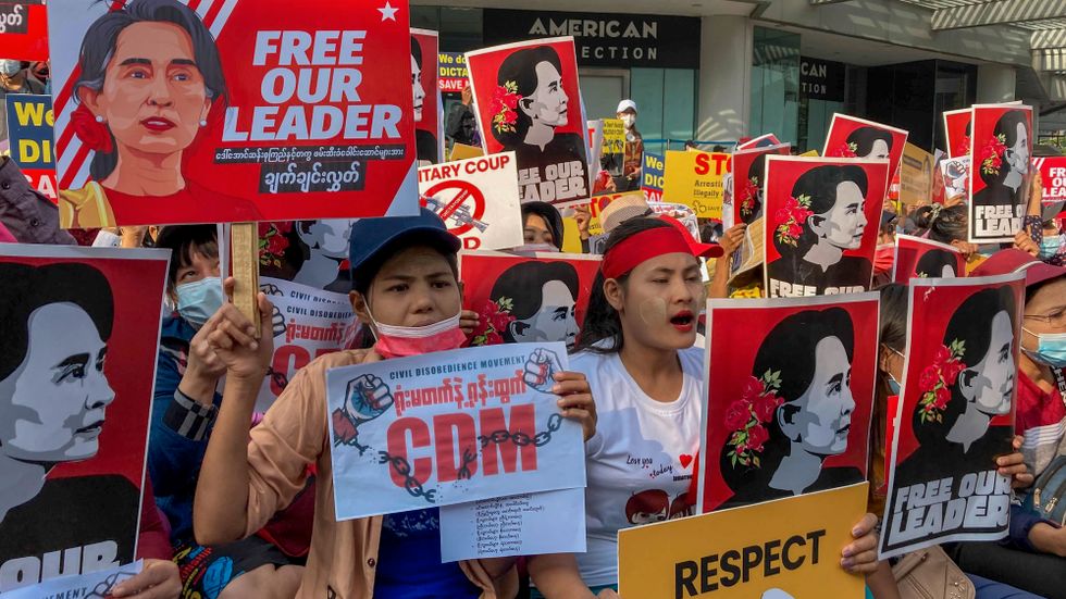 Demonstranter håller upp bilder på Myanmars avsatte civila ledare Aung San Suu Kyi i samband med en protest mot juntan i i Myanmars största stad Rangoon den 16 februari. Arkivbild.