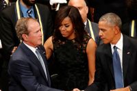 USA:s president Barack Obama skakar hand med den tidigare presidenten George W Bush.
