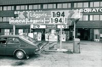 Föraren i en Saab 99 combi coupé har stannat för att fylla på bensin till det facila priset av 1,94 kronor litern på BP:s nya automatstation.