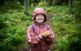 Gul kantarell är en vanlig och populär svamp som Linnea tycker om.  Linnea är sju år. 