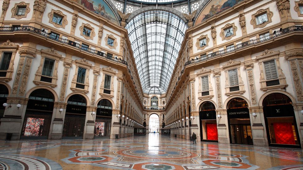 Shoppingcenter i Italien ekar tomma, som det här i centrala Milano. Arkivbild.