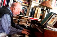 Stanley Cavell (1926–2018) vid pianot.