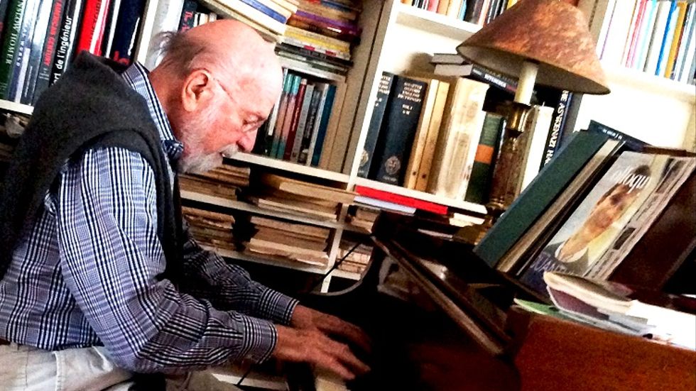 Stanley Cavell (1926–2018) vid pianot.
