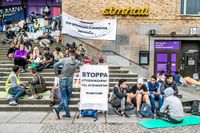 Nätverket Ung i Sverige, som samlar ensamkommande afghanska asylsökande, inledde sin protest på Mynttorget i söndags. Under onsdagen flyttades protesten av säkerhetsskäl till Medborgarplatsen sedan den attackerats av högerextremister.