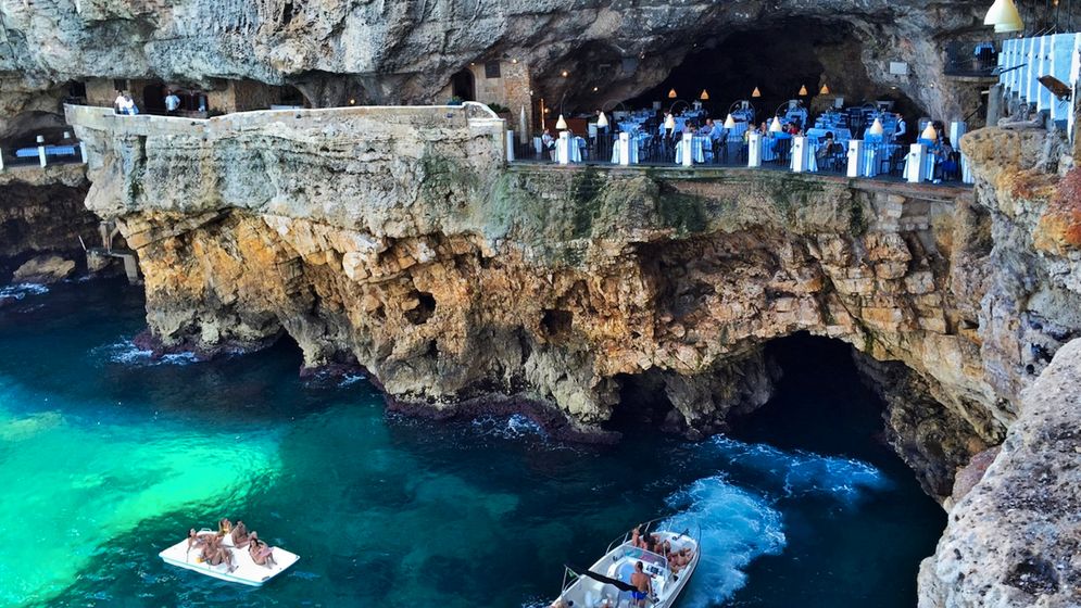 Grotta Palazzese har varit en plats för exklusiva banketter ända sedan den italienska adeln hittade hit på 1700-talet.
